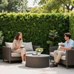 Leafely kunsthagen creëren een serene patio-atmosfeer met weelderig groen.